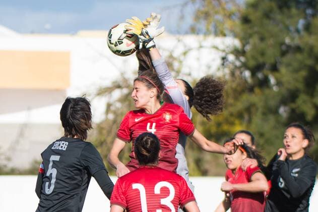 Parade von Neide Simoes (Torwart Portugal), Kopfball Silvia Rebelo (Portugal) Albufeira, Portugal, 07.03.2016 - Fussball, Frauenfussball, Algarve Cup 2016, Portugal - Neuseeland, Fussball, Frauenfussball, Algarve Cup 2016, Portugal - Neuseeland, xKLx