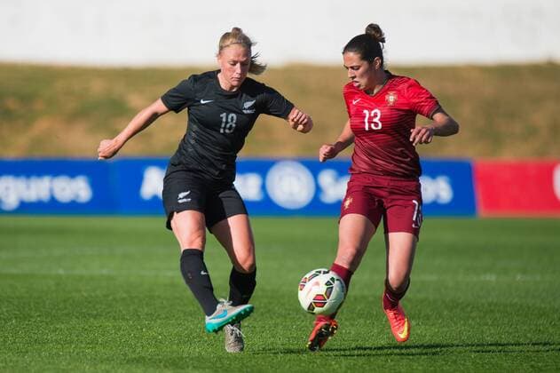Catherine Bott (Neuseeland) gegen Fatima Pinto (Portugal) Albufeira, Portugal, 07.03.2016 - Fussball, Frauenfussball, Algarve Cup 2016, Portugal - Neuseeland, Fussball, Frauenfussball, Algarve Cup 2016, Portugal - Neuseeland, xKLx