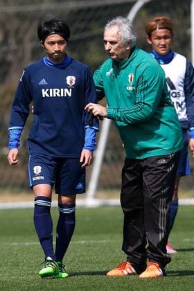 Fußball, Nationalteam, Training Japan (L-R) Gaku Shibasaki, Vahid Halilhodzic (JPN), MARCH 8, 2016 - Football Soccer : Japan national team Nationalteam Official Training camp in Frontier soccer field, Chiba, Japan. Noxthirdxpartyxsales  (ipha019590)