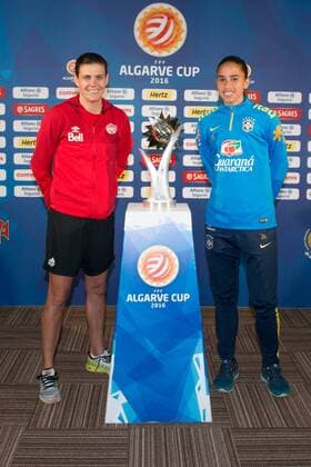 Bilder des Tages - Sport Fabiana da Silva Simoes (Brasilien), Christine Sinclair (Kapitän Kanada) Albufeira, Portugal, 08.03.2016 - Fussball, Frauenfussball, Algarve Cup 2016, Abschlusspressekonferenz, Fussball, Frauenfussball, Algarve Cup 2016, Abschlusspressekonferenz, xKLx