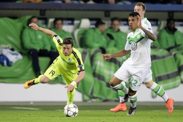 Gent s Brecht Dejaegere and Wolfsburg s Luiz Gustavo fight for the ball during a soccer game between German team VfL Wolfsburg and Belgian club KAA Gent, the return game of the 1 8 final s of the UEFA Champions League competition, Tuesday 08 March 2016 in Wolfsburg, Germany. Wolfsburg won the first leg 2-3. YORICKxJANSENS  x04807124x