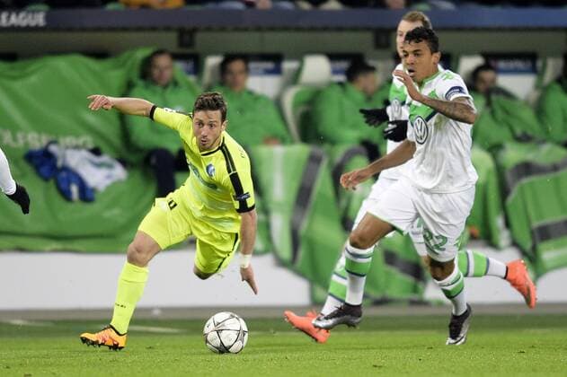 Gent s Brecht Dejaegere and Wolfsburg s Luiz Gustavo fight for the ball during a soccer game between German team VfL Wolfsburg and Belgian club KAA Gent, the return game of the 1 8 final s of the UEFA Champions League competition, Tuesday 08 March 2016 in Wolfsburg, Germany. Wolfsburg won the first leg 2-3. YORICKxJANSENS  x04807125x