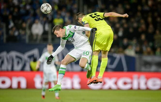8. Maerz 2016: Wolfsburg, Volkswagen Arena: Fussball UEFA Champions League: VfL Wolfsburg - KAA Gent: Wolfsburgs Julian Draxler (weiss) gegen Gents Rami Gershon.