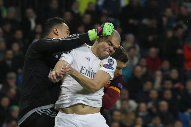 Real Madrid players Costa Rican Keylor Navas (L) and Portuguese Pepe (forward) fight for the ball with Roma s Bosnian Edin Dzeko (back) during the Champions League round 16 match held at Santiago Bernabeu stadium in Madrid, Spain, 8 March 2016. REAL MADRID VS ROMA !ACHTUNG: NUR REDAKTIONELLE NUTZUNG!  GRA423 20160308-635930684049684140