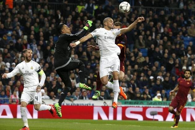 Real Madrid players Costa Rican Keylor Navas (2L) and Portuguese Pepe (2R forward) fight for the ball with Roma s Bosnian Edin Dzeko (R back) during the Champions League round 16 match held at Santiago Bernabeu stadium in Madrid, Spain, 8 March 2016. REAL MADRID VS ROMA !ACHTUNG: NUR REDAKTIONELLE NUTZUNG!  GRA423 20160308-635930684064348140