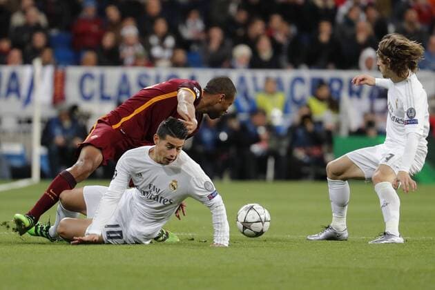 Real Madrid midfielders James Rodriguez (C) and Luka Modric (R) fight for the ball with Roma s midfielder Seydou Keita (L) during the Champions League round 16 match held at Santiago Bernabeu stadium in Madrid, Spain, 8 March 2016. REAL MADRID VS ROMA !ACHTUNG: NUR REDAKTIONELLE NUTZUNG!  GRA423 20160308-635930685381768140