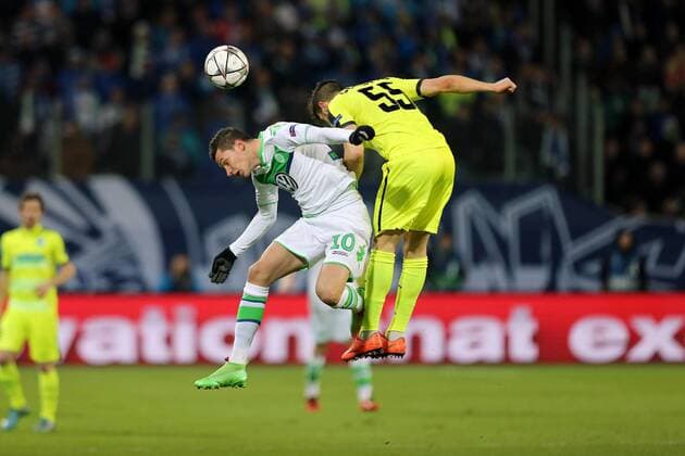 Wolfsburg, 8. März 2016 - Fußball, UEFA Champions League 2015 16, VfL Wolfsburg - KAA Gent: Julian Draxler (VfL Wolfsburg, 10), Rami Gershon (KAA Gent, 55) 