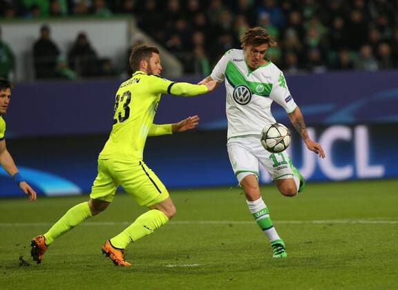 Wolfsburg VfL vs Gent, CL Wolfsburg, Deutschland. 08.03.2016, FUßBALL - VfL Wolfsburg vs KAA Gent, Champions League, Saison 2015-2016, Volkswagen Arena. Bild zeigt: Lasse Nielsen (KAA Gent), Max Kruse (VfL Wolfsburg)