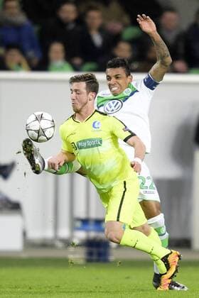 Bilder des Tages - Sport Gent s Brecht Dejaegere and Wolfsburg s Luiz Gustavo fight for the ball during a soccer game between German team VfL Wolfsburg and Belgian club KAA Gent, the return game of the 1 8 final s of the UEFA Champions League competition, Tuesday 08 March 2016 in Wolfsburg, Germany. Wolfsburg won the first leg 2-3. YORICKxJANSENS  x04807136x