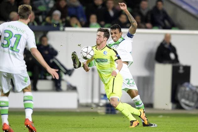 Gent s Brecht Dejaegere and Wolfsburg s Luiz Gustavo fight for the ball during a soccer game between German team VfL Wolfsburg and Belgian club KAA Gent, the return game of the 1 8 final s of the UEFA Champions League competition, Tuesday 08 March 2016 in Wolfsburg, Germany. Wolfsburg won the first leg 2-3. YORICKxJANSENS  x04807137x