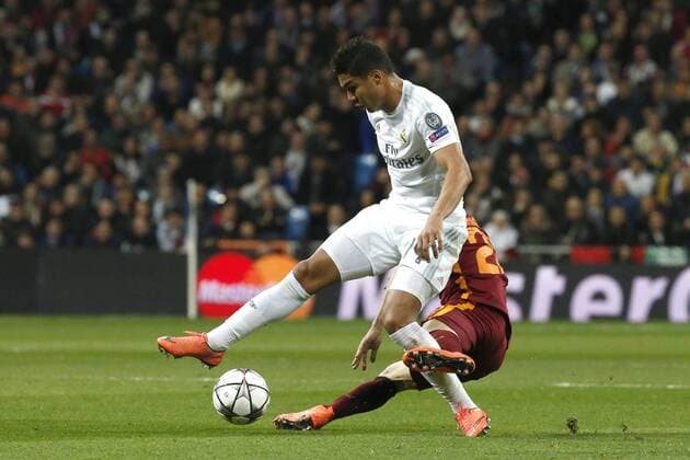 Real Madrid Brazilian midfielder Carlos Henrique Casemiro (front) and Roma s forward Stephan El Shaarawy fight for the ball during the Champions League round 16 match held at Santiago Bernabeu stadium in Madrid, Spain, 8 March 2016. REAL MADRID VS ROMA !ACHTUNG: NUR REDAKTIONELLE NUTZUNG!  GRA423 20160308-635930690615100140