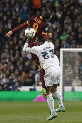 Fußball, Champions League, Real Madrid - AS Rom Real Madrid Brazilian midfielder Danilo Da Silva (front) and Roma s Bosnian Edin Dzeko fight for the ball during the Champions League round 16 match held at Santiago Bernabeu stadium in Madrid, Spain, 8 March 2016. REAL MADRID VS ROMA !ACHTUNG: NUR REDAKTIONELLE NUTZUNG!  GRA423 20160308-635930693269776140