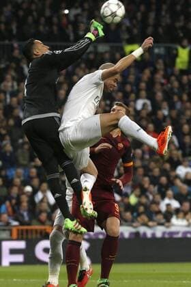 Fußball, Champions League, Real Madrid - AS Rom Real Madrid players Costa Rican Keylor Navas (2L) and Portuguese Pepe (2R forward) fight for the ball with Roma s Bosnian Edin Dzeko (R, back) during the Champions League round 16 match held at Santiago Bernabeu stadium in Madrid, Spain, 8 March 2016. REAL MADRID VS ROMA !ACHTUNG: NUR REDAKTIONELLE NUTZUNG!  GRA423 20160308-635930697053868140