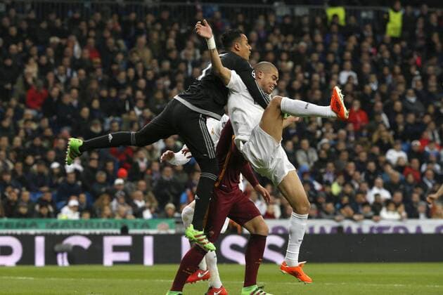 Real Madrid players Costa Rican Keylor Navas (2L) and Portuguese Pepe (2R forward) fight for the ball with Roma s Bosnian Edin Dzeko (R, back) during the Champions League round 16 match held at Santiago Bernabeu stadium in Madrid, Spain, 8 March 2016. REAL MADRID VS ROMA !ACHTUNG: NUR REDAKTIONELLE NUTZUNG!  GRA423 20160308-635930697070248140