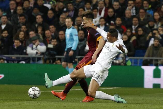 Fußball, Champions League, Real Madrid - AS Rom Real Madrid Brazilian defense Danilo Da Silva (R) and Roma s Stephan El Shaarawy fight for the ball during the Champions League round 16 match held at Santiago Bernabeu stadium in Madrid, Spain, 8 March 2016. REAL MADRID VS ROMA !ACHTUNG: NUR REDAKTIONELLE NUTZUNG!  GRA423 20160308-635930697709536140