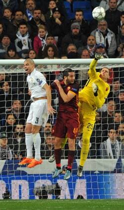 Fußball, Champions League, Real Madrid - AS Rom Pepe (Real Madrid), Kostas Manolas and Wojciech Szczesny (AS Roma) in action during the UEFA Champions League Group A match between Real Madrid and AS Roma played at Estadio Santiago Bernabeu, Madrid - FOTO : J.M.Colomo  xJ.M.Colomox xx