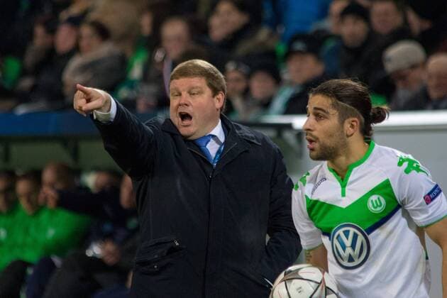 Fußball, UEFA Champions League, VfL Wolfsburg - KAA Gent; Hein Vanhaezebrouck (Trainer Gent) gibt Anweisungen, gestikuliert, mit den Armen gestikulieren, gives instructions, gesticulate. xtgx
