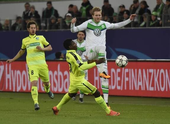 08.03.2016, Fussball, Saison 2015 2016, Champions League, Achtelfinale, VfL Wolfsburg - KAA Gent, v.re., Andre Schürrle, Andre Schuerrle (VfL Wolfsburg), Moses Simon (KAA Gent), Thomas Matton (KAA Gent)