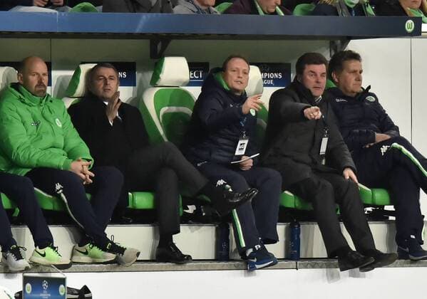 08.03.2016, Fussball, Saison 2015 2016, Champions League, Achtelfinale, VfL Wolfsburg - KAA Gent, Trainer Dieter Hecking (VfL Wolfsburg), 2. v.re., und Manager Klaus Allofs (VfL Wolfsburg), 2. v.li.