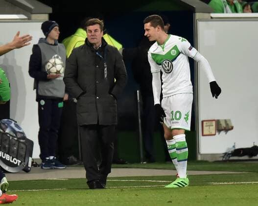 08.03.2016, Fussball, Saison 2015 2016, Champions League, Achtelfinale, VfL Wolfsburg - KAA Gent, Julian Draxler (VfL Wolfsburg), re., bei Trainer Dieter Hecking (VfL Wolfsburg)