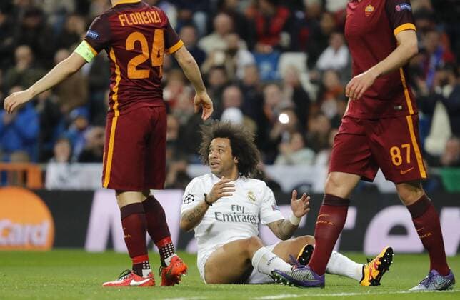 Fußball, Champions League, Real Madrid - AS Rom Real Madrid Brazilian defense Marcelo Vieira (C) on the floor during the Champions League round 16 match held at Santiago Bernabeu stadium in Madrid, Spain, 8 March 2016. REAL MADRID VS ROMA !ACHTUNG: NUR REDAKTIONELLE NUTZUNG!  GRA423 20160308-635930704718812140