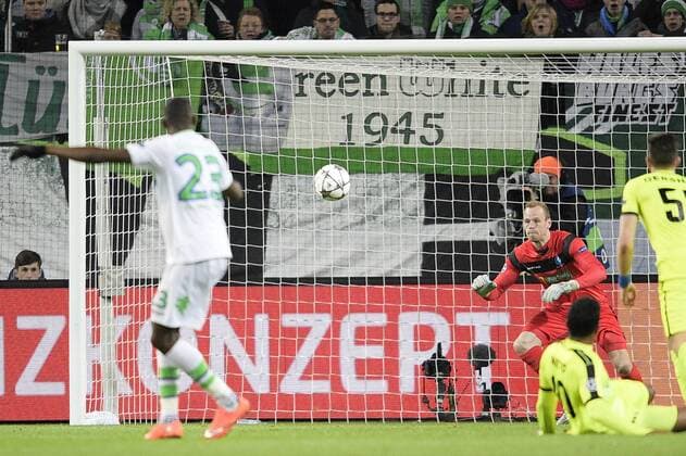 Wolfsburg s Josuha Guilavogui and Gent s goalkeeper Matz Sels pictured in action during a soccer game between German team VfL Wolfsburg and Belgian club KAA Gent, the return game of the 1 8 final s of the UEFA Champions League competition, Tuesday 08 March 2016 in Wolfsburg, Germany. Wolfsburg won the first leg 2-3. YORICKxJANSENS  x04807189x