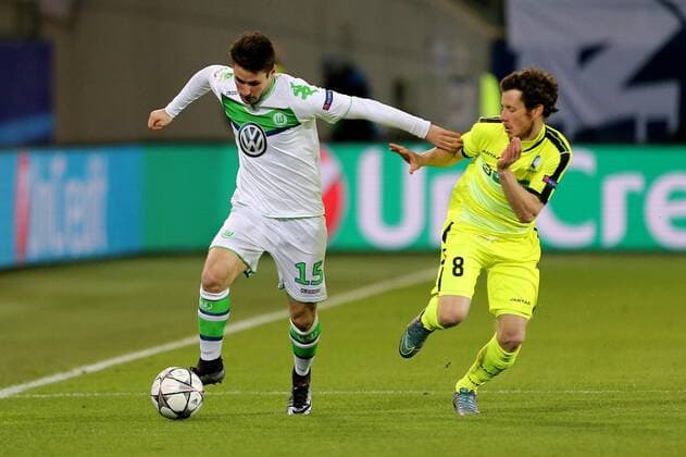Wolfsburg, 8. März 2016 - Fußball, UEFA Champions League 2015 16, VfL Wolfsburg - KAA Gent: Christian Träsch (VfL Wolfsburg, 15), Thomas Matton (KAA Gent, 8) 