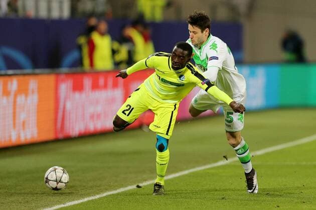 Wolfsburg, 8. März 2016 - Fußball, UEFA Champions League 2015 16, VfL Wolfsburg - KAA Gent: Akwasi Asare (KAA Gent, 21), Christian Träsch (VfL Wolfsburg, 15) 