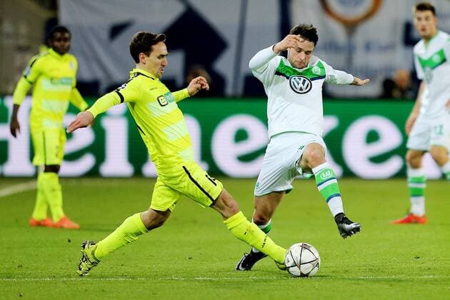 Wolfsburg, 8. März 2016 - Fußball, UEFA Champions League 2015 16, VfL Wolfsburg - KAA Gent: Sven Kums (KAA Gent, 14), Christian Träsch (VfL Wolfsburg, 15) 