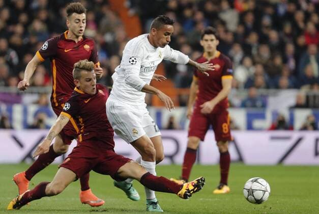 Fußball, Champions League, Real Madrid - AS Rom Real Madrid s French defense Raphael Varane (C) and Roma s players defense Lucas Digne (2L) and forward Stephan El Shaarawy (L) during the Champions League round 16 match held at Santiago Bernabeu stadium in Madrid, Spain, 8 March 2016. REAL MADRID VS ROMA !ACHTUNG: NUR REDAKTIONELLE NUTZUNG!  GRA423 20160308-635930708603680140