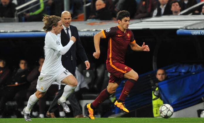 Luka Modric (Real Madrid) and Diego Perotti (AS Roma) during the UEFA Champions League Group A match between Real Madrid and AS Roma played at Estadio Santiago Bernabeu, Madrid - FOTO : J.M.Colomo  xJ.M.Colomox xx