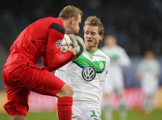 Matz Sels (KAA Gent) klärt vor Andre Schuerrle (VfL Wolfsburg)