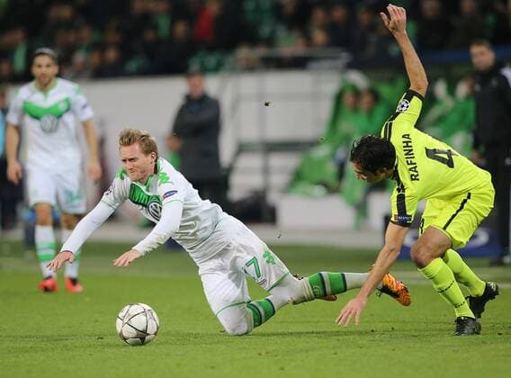 Rafinha (KAA Gent) foult Andre Schuerrle (VfL Wolfsburg)