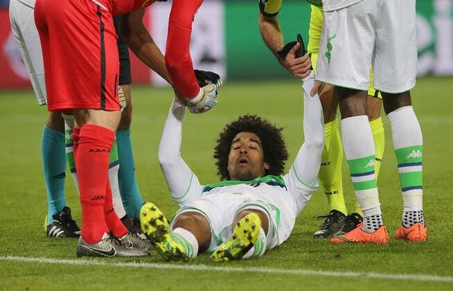 Dante Bonfim Costa Santos (VfL Wolfsburg) prallte mit Matz Sels (KAA Gent) zusammen