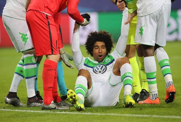 Dante Bonfim Costa Santos (VfL Wolfsburg) prallte mit Matz Sels (KAA Gent) zusammen