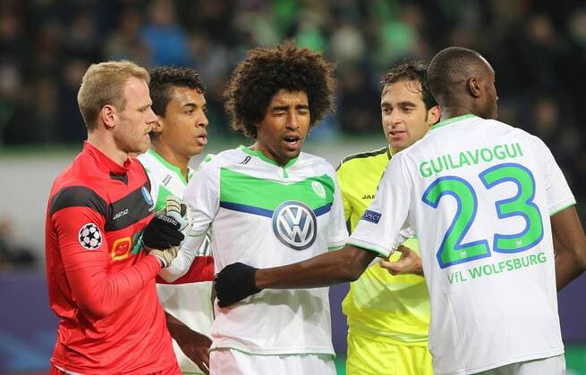 Dante Bonfim Costa Santos (VfL Wolfsburg) prallte mit Matz Sels (KAA Gent) zusammen