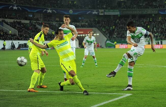 08.03.2016, Fussball, Saison 2015 2016, Champions League, Achtelfinale, VfL Wolfsburg - KAA Gent, Luiz Gustavo (VfL Wolfsburg), re., scheitert mit diesem Schuss