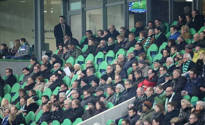 VIP tribüne, auch viele freie Plätze