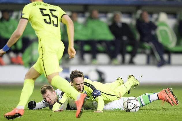 Wolfsburg s Maximilian Arnold and Gent s Sven Kums fight for the ball during a soccer game between German team VfL Wolfsburg and Belgian club KAA Gent, the return game of the 1 8 final s of the UEFA Champions League competition, Tuesday 08 March 2016 in Wolfsburg, Germany. Wolfsburg won the first leg 2-3. YORICKxJANSENS  x04807325x