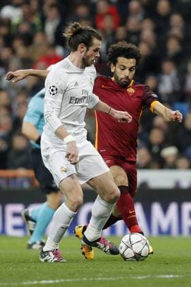 Real Madrid Welsh forward Gareth Bale (L) and Roma s Egyptian Mohamed Salah fight for the ball during the Champions League round 16 match held at Santiago Bernabeu stadium in Madrid, Spain, 8 March 2016. REAL MADRID VS ROMA !ACHTUNG: NUR REDAKTIONELLE NUTZUNG!  GRA423 20160308-635930710797610368