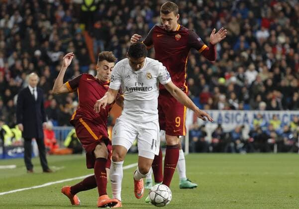 Real Madrid Brazilian midfielder Carlos Casemiro (C) and Roma s players Stephan El Shaarawy (L) and Edin Dzeko fight for the ball during the Champions League round 16 match held at Santiago Bernabeu stadium in Madrid, Spain, 8 March 2016. REAL MADRID VS ROMA !ACHTUNG: NUR REDAKTIONELLE NUTZUNG!  GRA423 20160308-635930711563852896