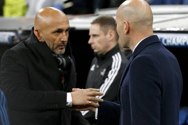 Real Madrid coach Zinedine Zidane (R) talks to Roma coach Luciano Spalletti during the Champions League round 16 match held at Santiago Bernabeu stadium in Madrid, Spain, 8 March 2016. REAL MADRID VS ROMA !ACHTUNG: NUR REDAKTIONELLE NUTZUNG!  GRA423 20160308-635930716616458491