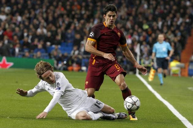 Real Madrid midfielder Luka Mocric (L) and Roma s midfielder Diego Perotti fight for the ball during the Champions League round 16 match held at Santiago Bernabeu stadium in Madrid, Spain, 8 March 2016. REAL MADRID VS ROMA !ACHTUNG: NUR REDAKTIONELLE NUTZUNG!  GRA423 20160308-635930713701628060