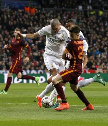 Real Madrid Portuguese defense Pepe (L) and Roma s Stephan El Shaarawy fight for the ball during the Champions League round 16 match held at Santiago Bernabeu stadium in Madrid, Spain, 8 March 2016. REAL MADRID VS ROMA !ACHTUNG: NUR REDAKTIONELLE NUTZUNG!  GRA423 20160308-635930714395663162