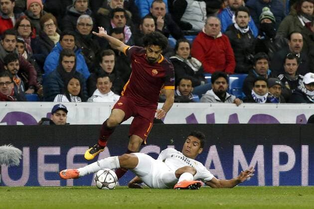 Real Madrid midfielder Casemiro (R) and Roma forward Mohamed Salah fight for the ball during the Champions League round 16 match held at Santiago Bernabeu stadium in Madrid, Spain, 8 March 2016. REAL MADRID VS ROMA !ACHTUNG: NUR REDAKTIONELLE NUTZUNG!  GRA423 20160308-635930715228068490