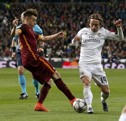 Real Madrid midfielder Luka Mocric (R) and Roma forward Stephan El Shaarawy fight for the ball during the Champions League round 16 match held at Santiago Bernabeu stadium in Madrid, Spain, 8 March 2016. REAL MADRID VS ROMA !ACHTUNG: NUR REDAKTIONELLE NUTZUNG!  GRA423 20160308-635930717241078487