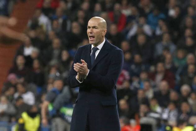 Real Madrid coach Zinedine Zidane applauds during the Champions League round 16 match held at Santiago Bernabeu stadium in Madrid, Spain, 8 March 2016. REAL MADRID VS ROMA !ACHTUNG: NUR REDAKTIONELLE NUTZUNG!  GRA423 20160308-635930714453226424