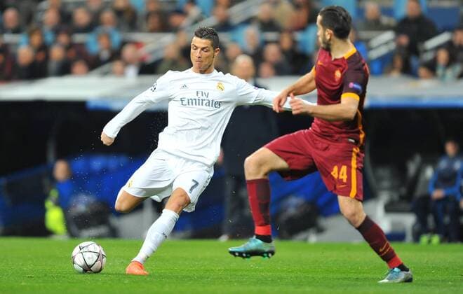 Cristiano Ronaldo (Real Madrid) shoots to goal during the UEFA Champions League Group A match between Real Madrid and AS Roma played at Estadio Santiago Bernabeu, Madrid - FOTO : J.M.Colomo  xJ.M.Colomox xx