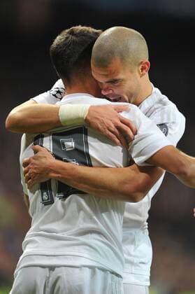 Themen der Woche - Sport Fußball, Champions League, Real Madrid schlägt AS Rom 2:0 Bilder des Tages - Sport Pepe (Real Madrid) and Lucas Vázquez (Real Madrid) celebrate Ronaldo s goal during the UEFA Champions League Group A match between Real Madrid and AS Roma played at Estadio Santiago Bernabeu, Madrid - FOTO : J.M.Colomo  xJ.M.Colomox xx