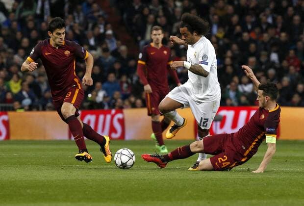 Real Madrid Brazilian defense Marcelo Vieira (2R) and Roma Alessandro Florenzi (R) fight for the ball during the Champions League round 16 match held at Santiago Bernabeu stadium in Madrid, Spain, 8 March 2016. REAL MADRID VS ROMA !ACHTUNG: NUR REDAKTIONELLE NUTZUNG!  GRA423 20160308-635930721957731061